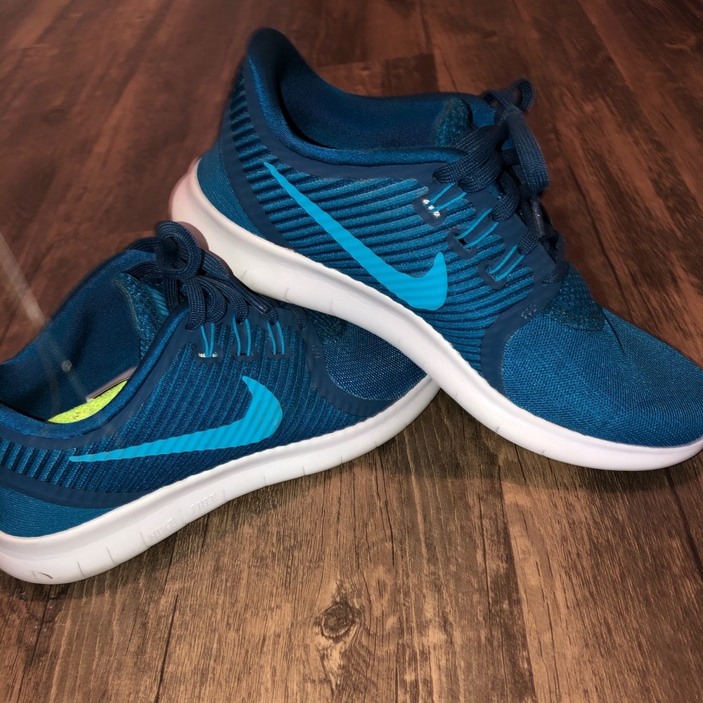 Blue nike tennis shoes